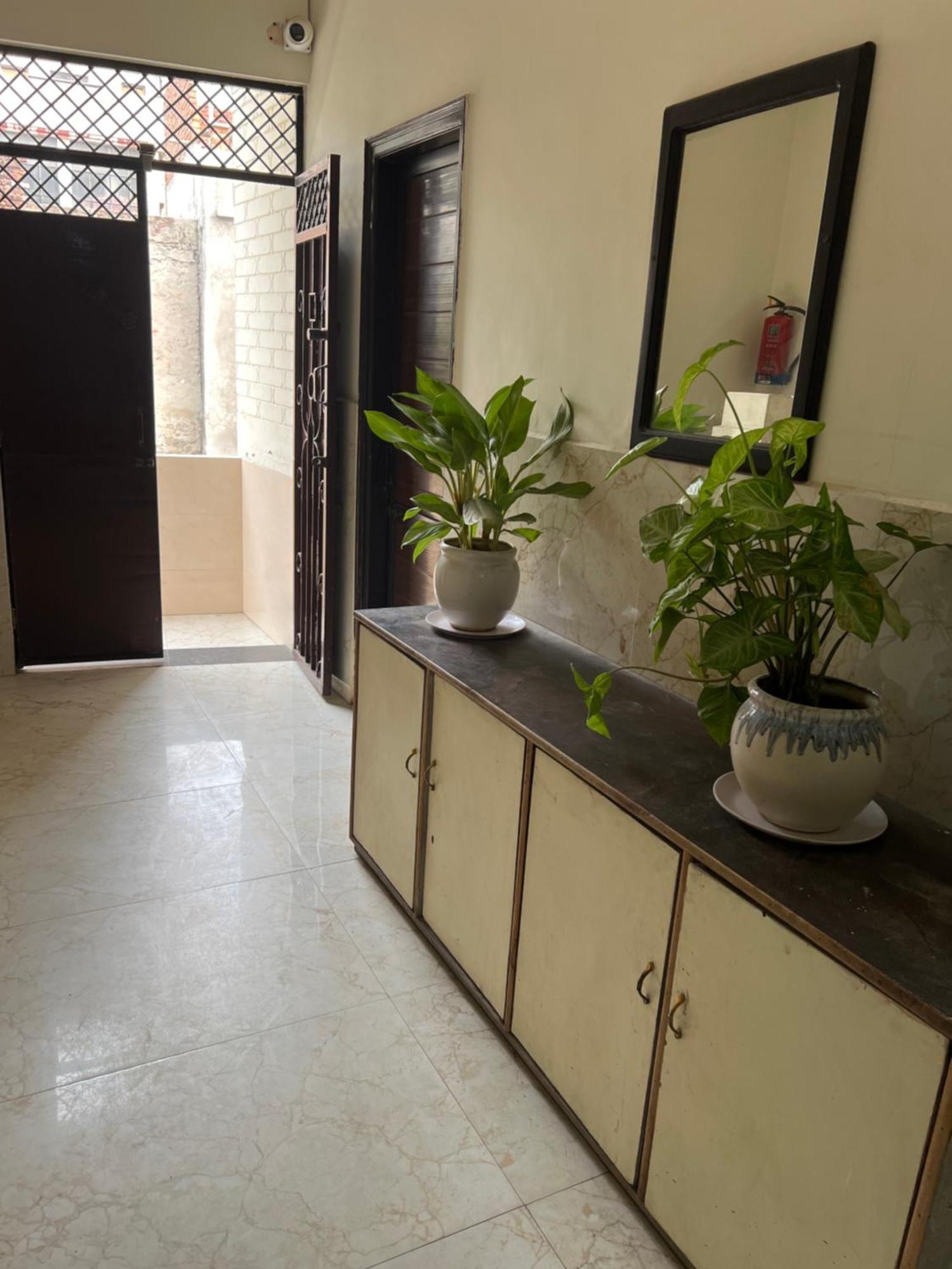 Raja Guest House -- Jalandhar Railway Station -- For Family, Couples, Travellers Экстерьер фото