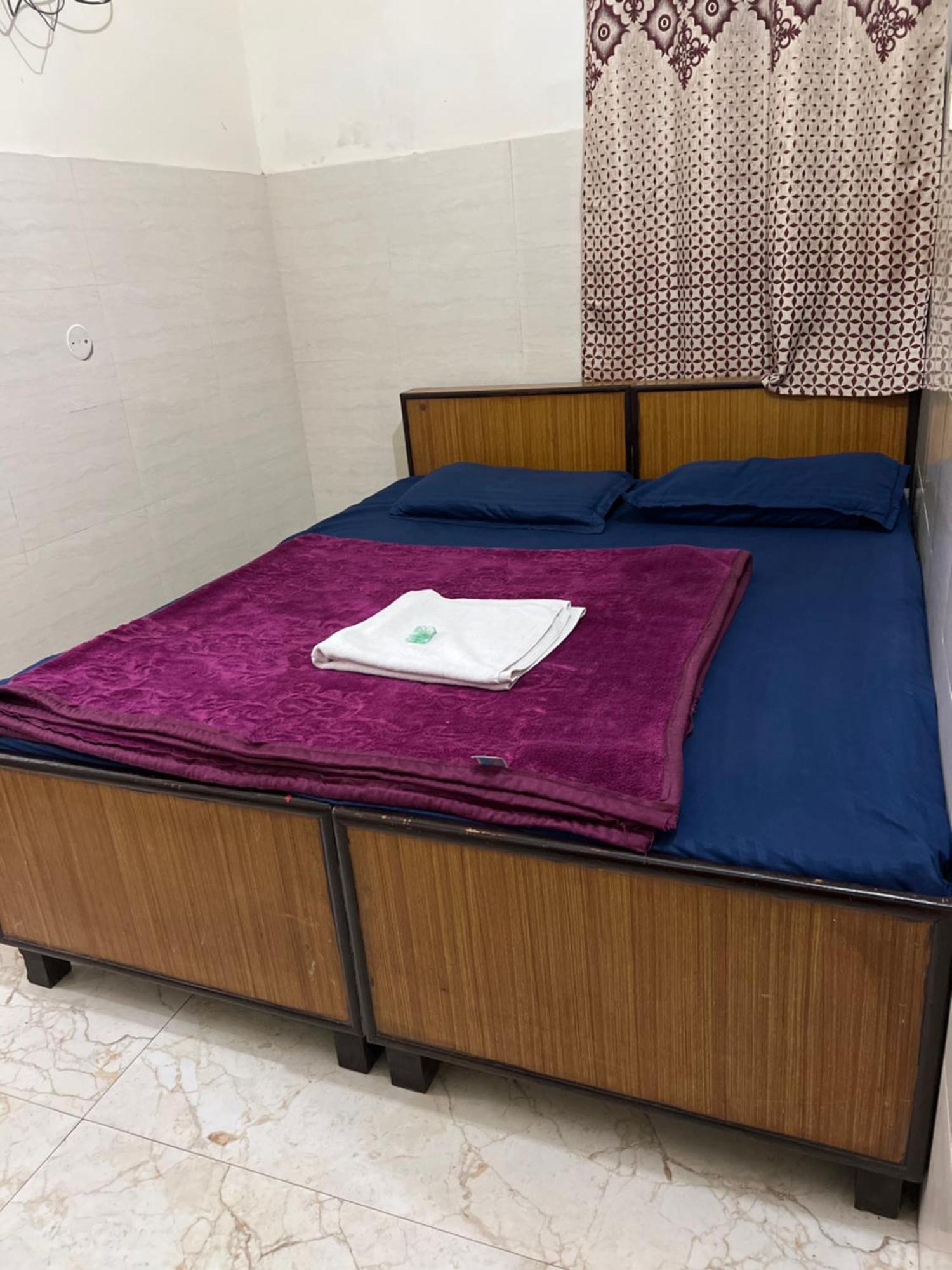 Raja Guest House -- Jalandhar Railway Station -- For Family, Couples, Travellers Экстерьер фото