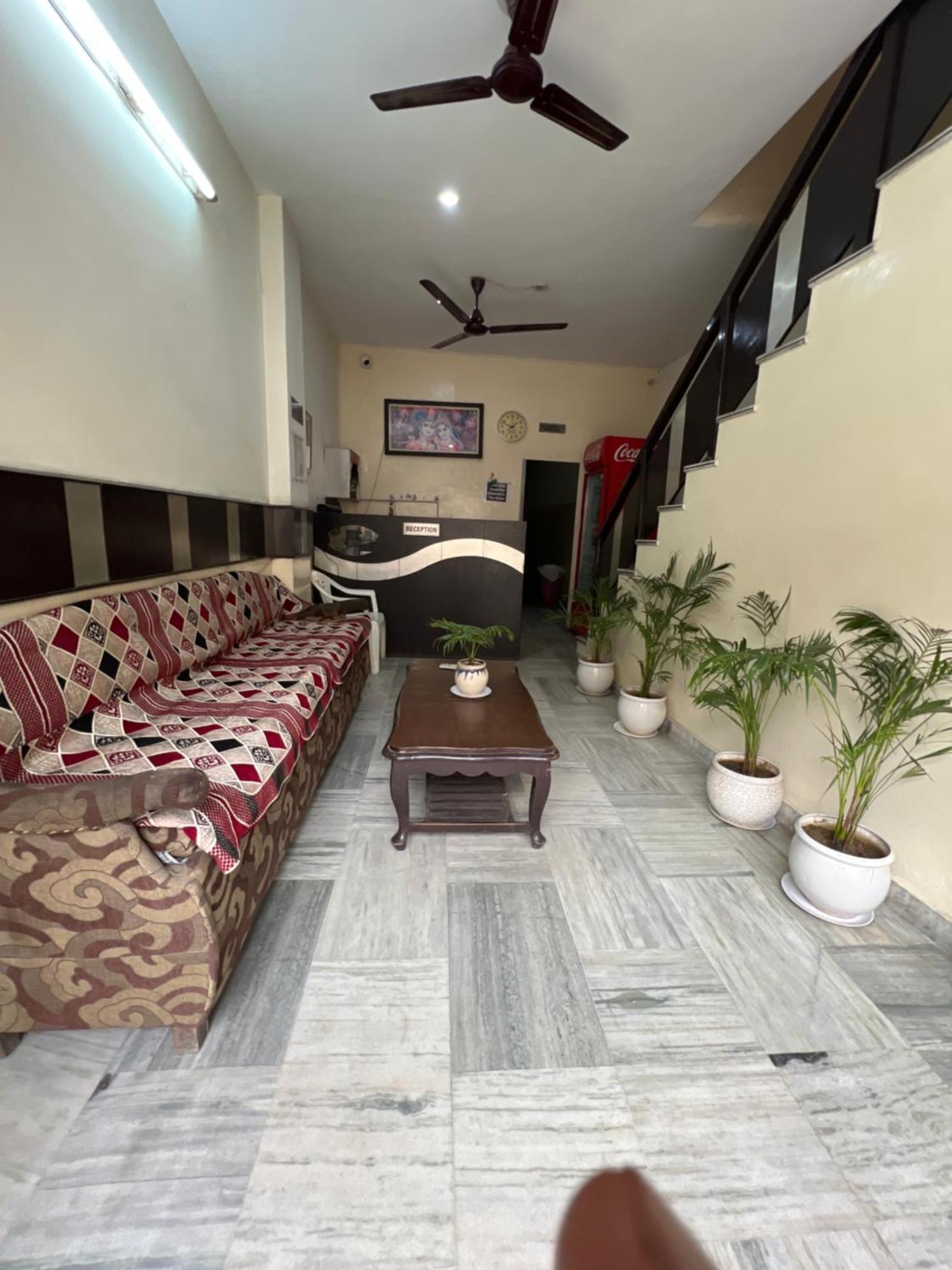 Raja Guest House -- Jalandhar Railway Station -- For Family, Couples, Travellers Экстерьер фото