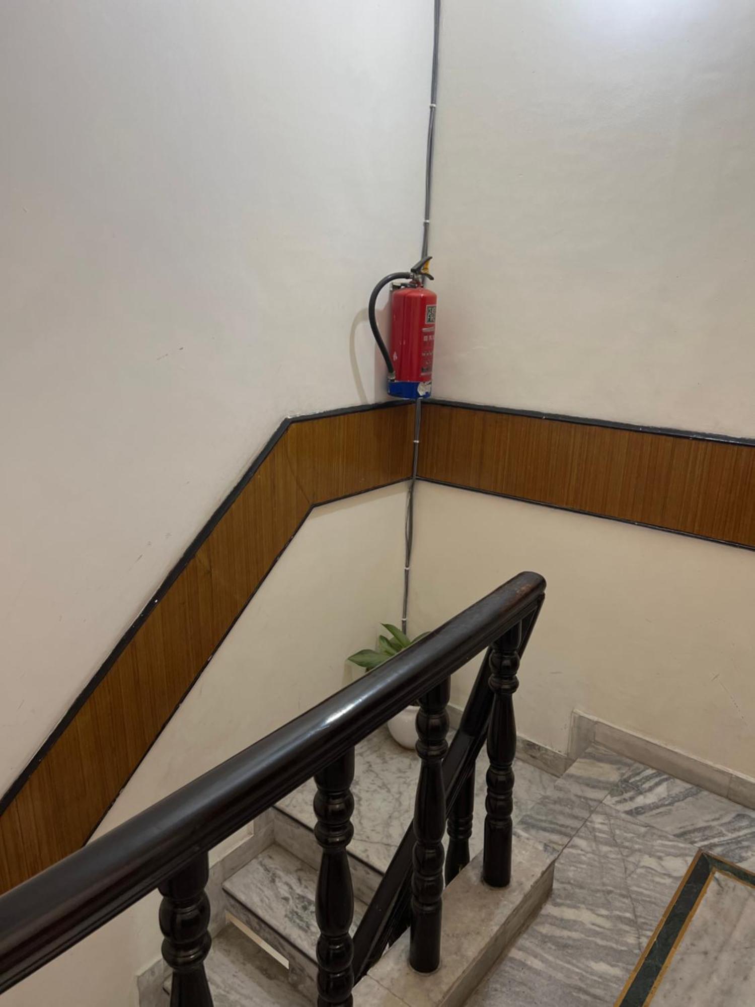 Raja Guest House -- Jalandhar Railway Station -- For Family, Couples, Travellers Экстерьер фото
