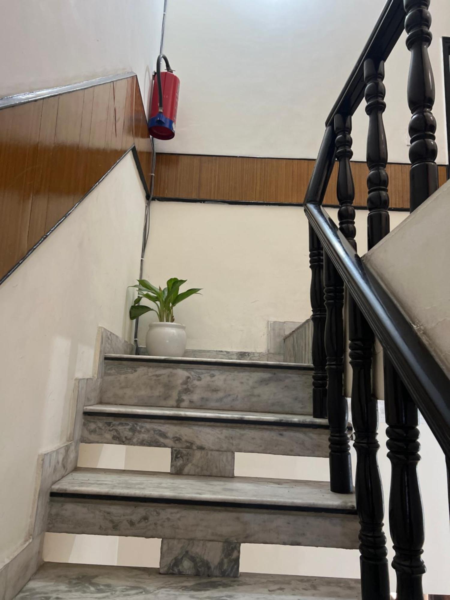 Raja Guest House -- Jalandhar Railway Station -- For Family, Couples, Travellers Экстерьер фото