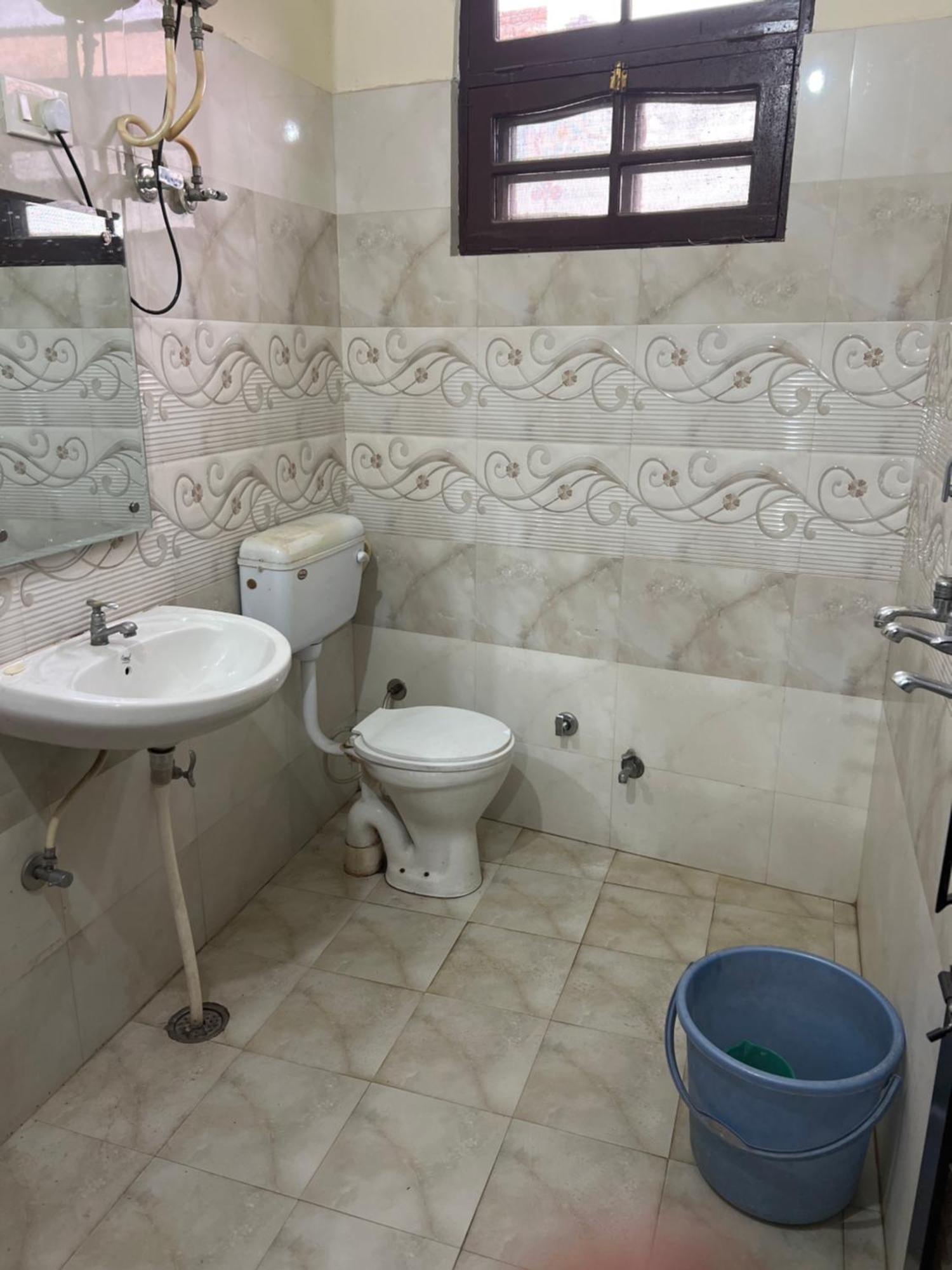 Raja Guest House -- Jalandhar Railway Station -- For Family, Couples, Travellers Экстерьер фото