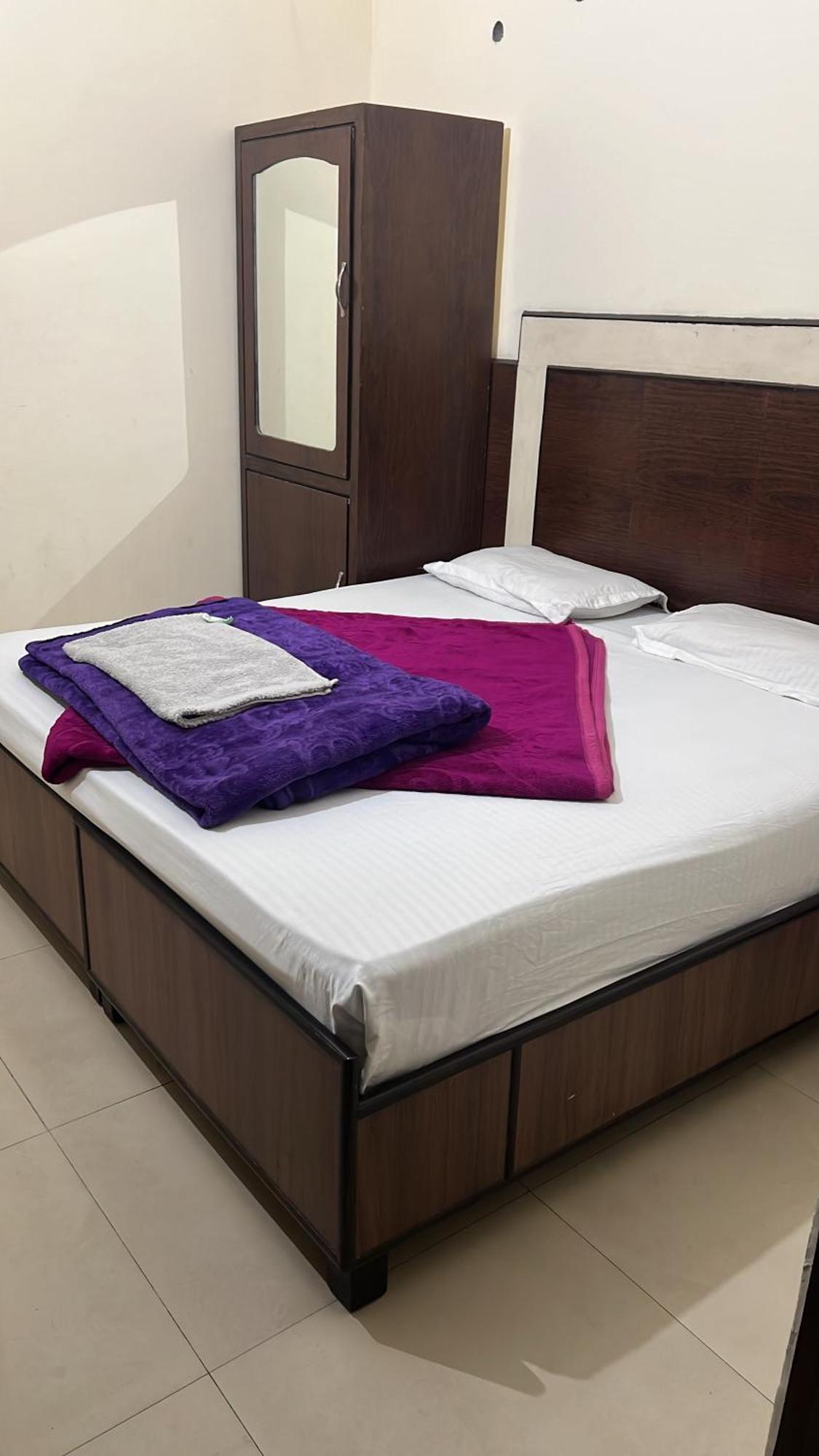Raja Guest House -- Jalandhar Railway Station -- For Family, Couples, Travellers Экстерьер фото