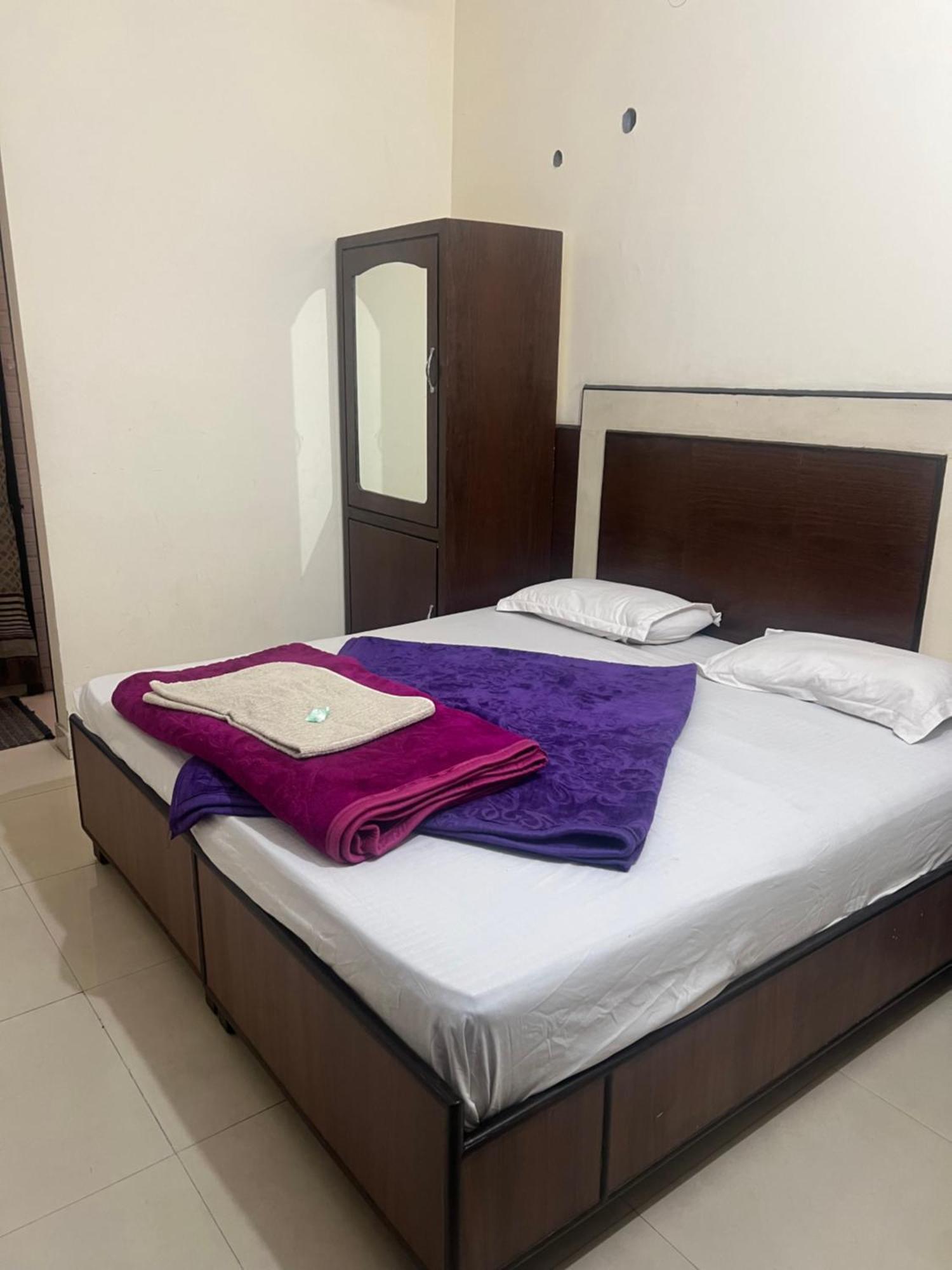 Raja Guest House -- Jalandhar Railway Station -- For Family, Couples, Travellers Экстерьер фото